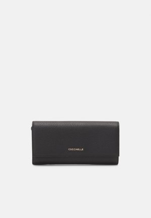 Černá kožená peněženka s texturovaným povrchem, s předním klopou, zlatým logem jako akcentem a elegantním obdélníkovým designem.