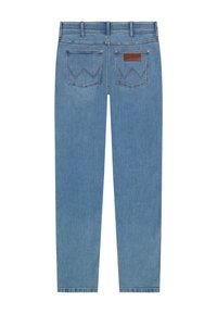 Φωτεινό μπλε τζιν παντελόνι από το πίσω μέρος με δύο ραμμένες τσέπες, χαλκομανίες και καφέ ετικέτα μάρκας στην δεξιά τσέπη.