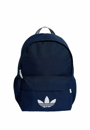 Mørkeblå rygsæk med frontlynlåslomme, Adidas trefoil-logo i hvid og stribet håndtag øverst.