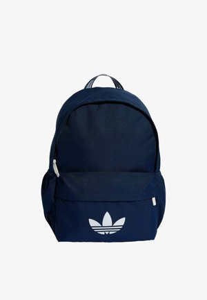 Granatowy plecak z przednią kieszenią na zamek, białym logo Adidas trefoil i paskiem do trzymania na górze z paskami.