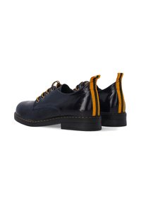 Marineblauwe patenten leren schoenen met een ronde neus, oranje gestreepte accenten op de hiel en gele veters. Platte zwarte zool met stikseldetails.