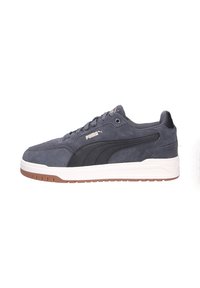 Sneakers Puma in suede blu navy, con una soletta bianca, dettagli neri e una suola in gomma con un design testurizzato. Stile classico a punta bassa.