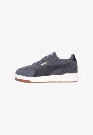 Puma sneakers van marineblauwe suède, met een witte tussenzool, zwarte accenten en een rubberen buitenzool met een gestructureerd ontwerp. Klassieke low-top stijl.