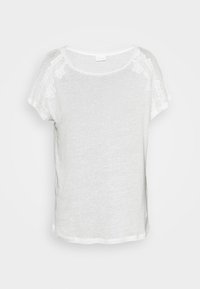 Bílý krátký rukáv tričko vyrobené z lehké tkaniny, se krajkovými detaily na ramenou. Měkká textura s mírně uvolněným střihem.