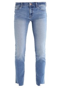 Jeans de mezclilla azul claro, con corte slim, dobladillo deshilachado y un ligero desvanecimiento. Diseño clásico de cinco bolsillos con cierre de botón.