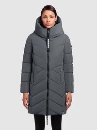 Puffjakke i mørkegrå, med et chevronmønster, høj krave, lynlås-lukning og et logomærke. Isoleret med en glat tekstur.