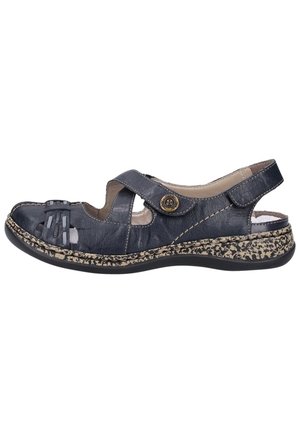 Blå lædersandal med åbne sider, justerbar rem og dekorative detaljer. Har en tekstureret sål med et spraglet mønster.