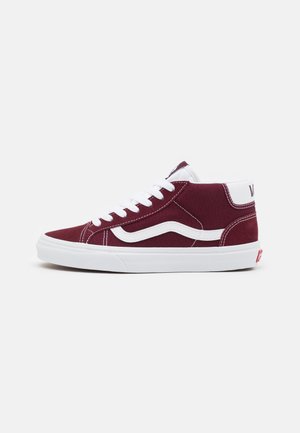 Höga sneakers i burgundy kanvas med vita accenter, rund tå, vita snören och gummisula. Logotyp på baksidan av hälen.