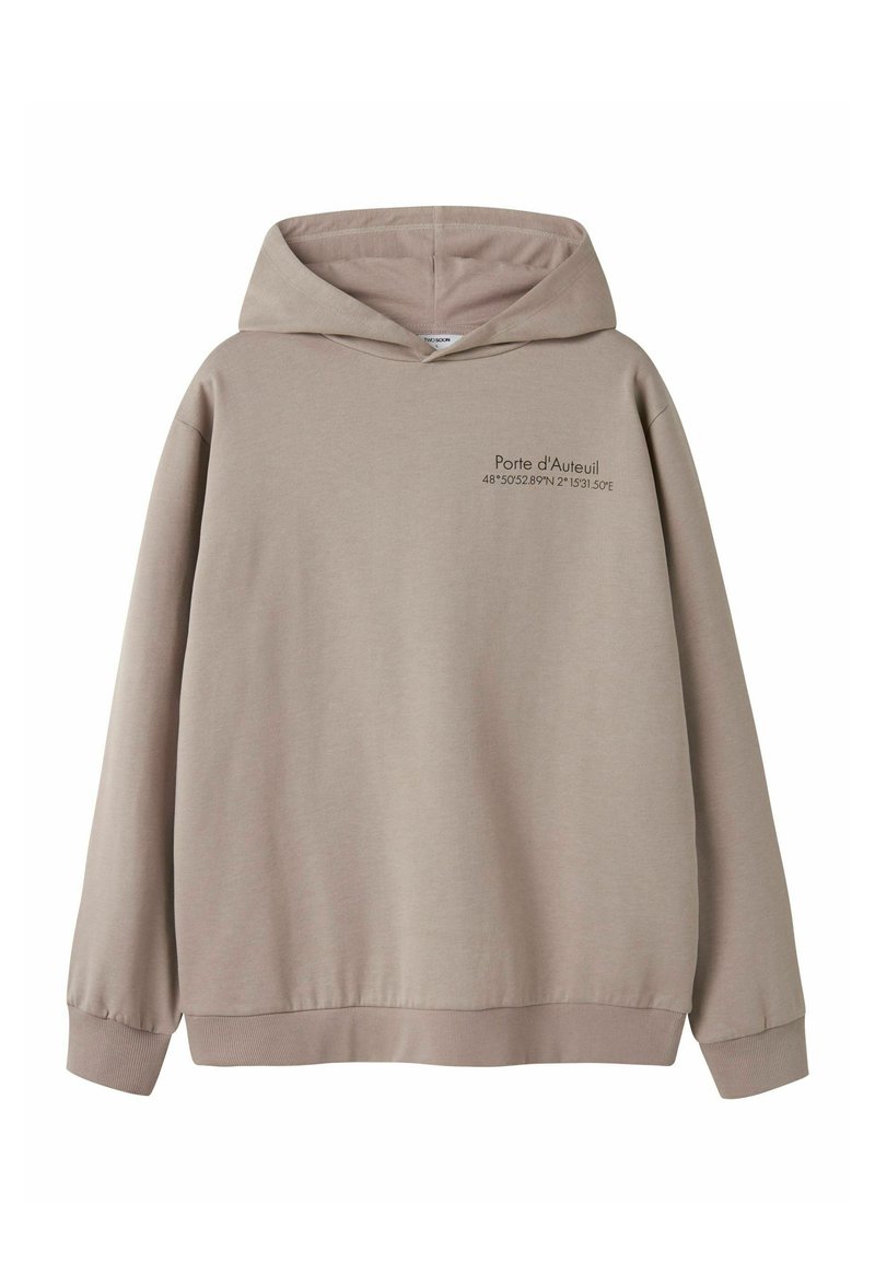 Šviesiai smėlio spalvos medžiagos džemperis su kapišonu, priekyje juodomis raidėmis ir koordinatėmis. Minkštos tekstūros, su ribotais rankogaliais.