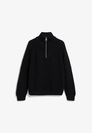 Zwarte gebreide sweater met lange mouwen, geribbelde textuur, hoge kraag en een zilveren rits aan de voorkant met een ronde trekker.