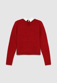 Roter Pullover mit langen Ärmeln, versehen mit einem weißen Kragen, der mit kleinen Edelsteinen verziert ist, und einer Schlüsselöffnung am Rücken. Weiche Textur.