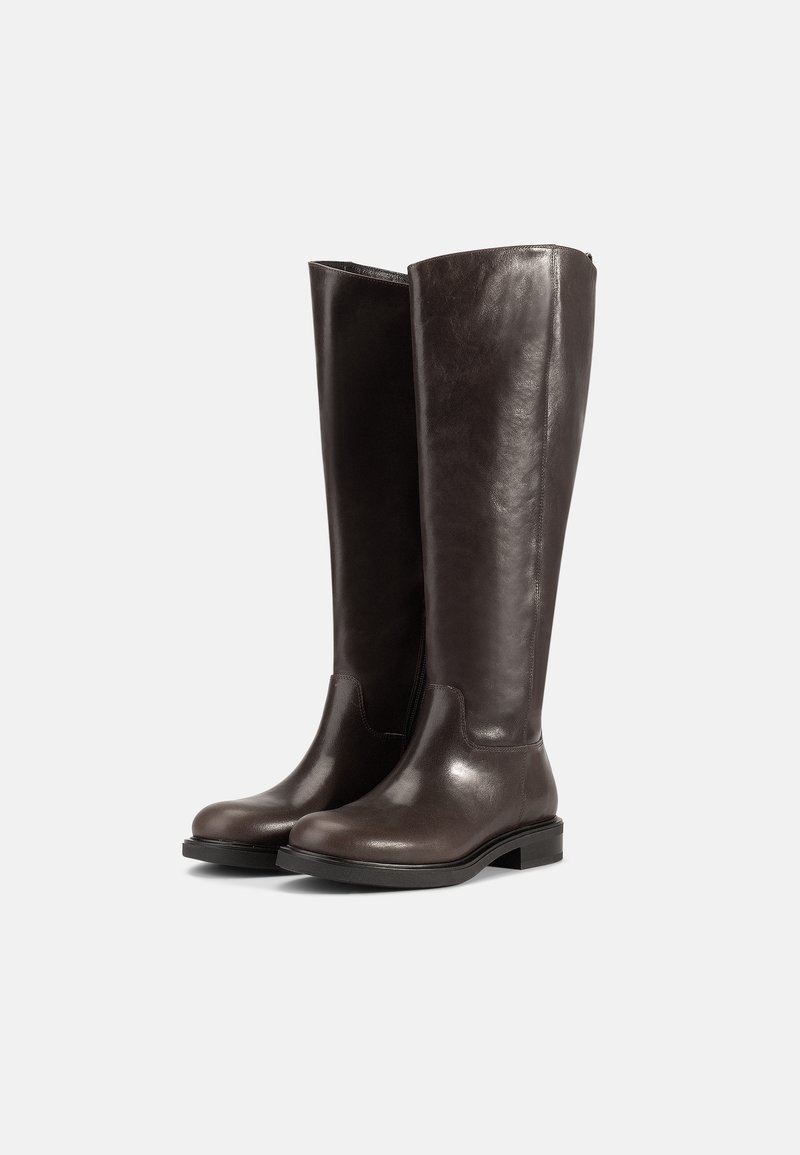 Bottes en cuir marron jusqu'au genou avec une texture lisse, bout arrondi et semelle plate. Design minimaliste sans quincaillerie ni accents visibles.