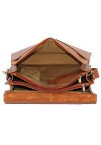 Borsa in pelle marrone con chiusura a patta e scomparti con cerniera. L'interno presenta una texture scamosciata e diversi scomparti per l'organizzazione.