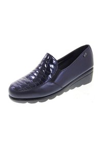 Scarpa slip-on blu scuro con tomaia in patent texturizzato con motivo coccodrillo, punta arrotondata e suola a cuneo in gomma bassa.