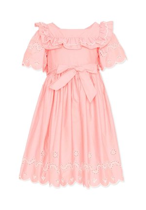 Różowa sukienka do kolan z falbankowym dekoltem, haftem ażurowym na rękawach i dole oraz wiązaną kokardą w pasie.
