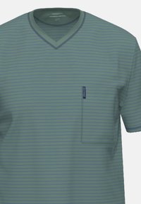 T-shirt a maniche corte con scollatura a V di colore verde chiaro, con strisce orizzontali blu scuro, dotato di una tasca sul petto e bordo del collo a contrasto.