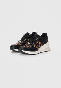 Les baskets noires et imprimées léopard présentent une tige en cuir texturé, un design à lacets, des accents en métal doré et une semelle compensée contrastante.