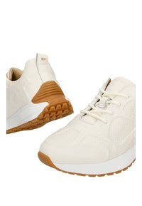 Weiße Sportschuhe mit strukturierten synthetischen Obermaterialien, hellbraunen Gummisohlen und weißen Schnürsenkeln, dargestellt aus Vorder- und Rückansicht.