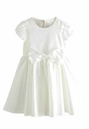 Robe blanche en satin pour tout-petit avec manches ballon et grand nœud à la taille, dotée d'un col rond et d'une jupe évasée.
