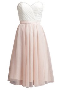 Robe bustier longueur genou avec corsage blanc plissé en forme de cœur et jupe en tulle rose pâle fluide, ajustée à la taille avec une ceinture assortie.