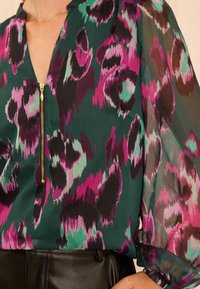 Love & Roses FRONT SHEER LONG SLEEVE- REGULAR FIT - Camicetta - green animal