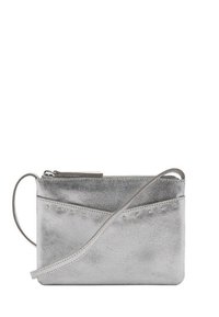 Metallisk silverfärgad axelväska med en texturerad yta, diagonalt söm och nitar. Har en dragkedjestängning och avtagbar axelrem.