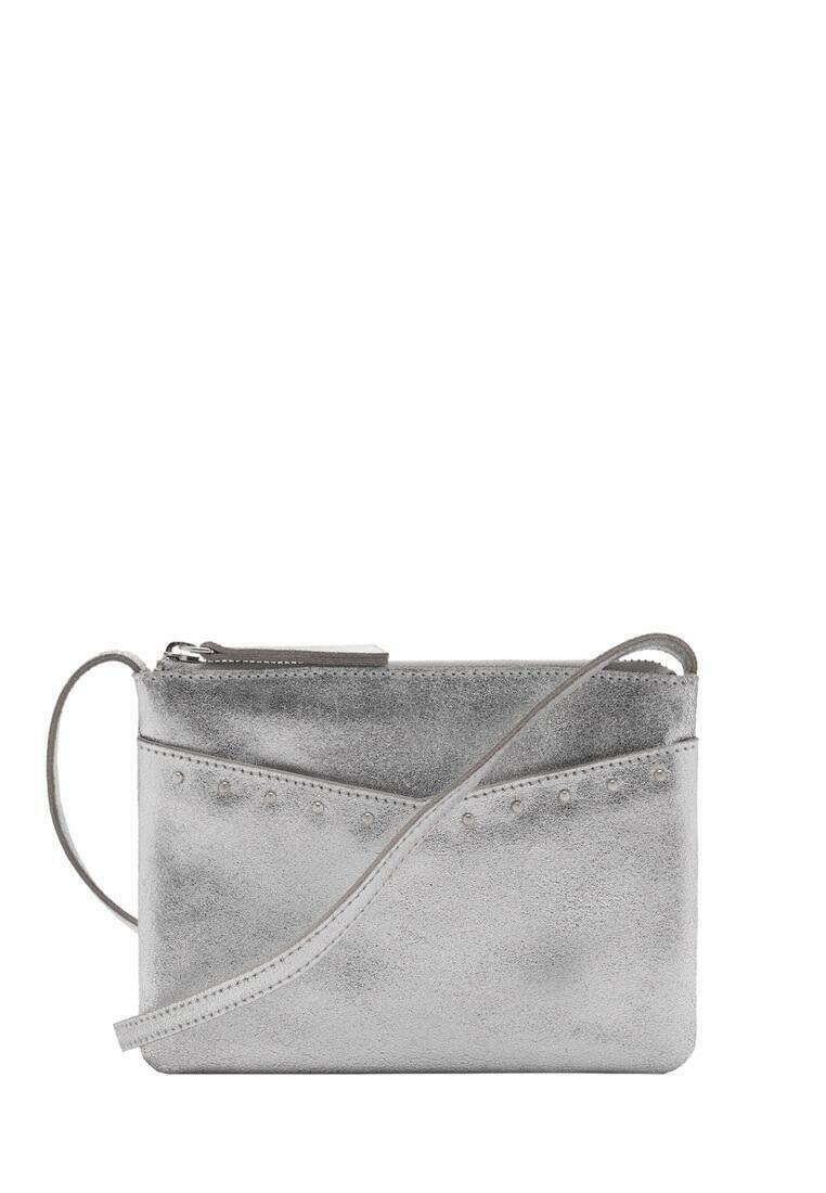 Metallisk silverfärgad axelväska med en texturerad yta, diagonalt söm och nitar. Har en dragkedjestängning och avtagbar axelrem.