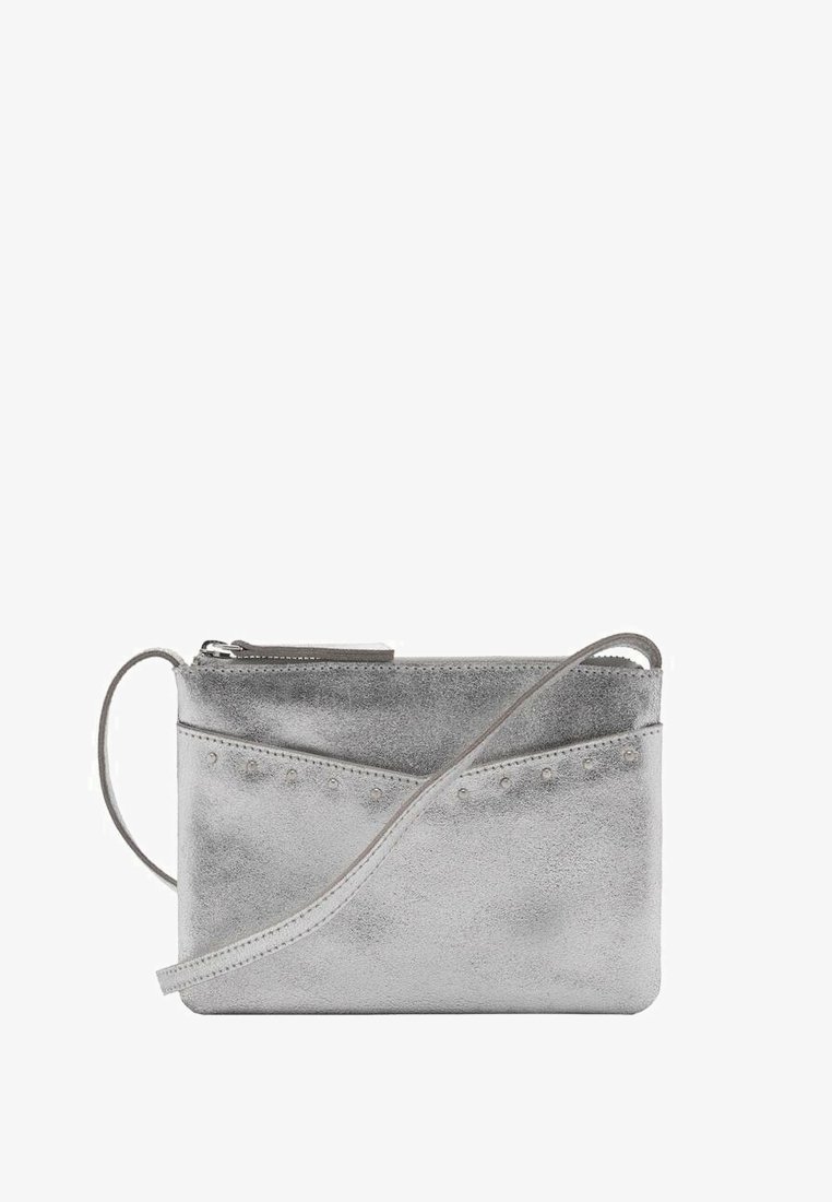 Metallisk silverfärgad axelväska med en texturerad yta, diagonalt söm och nitar. Har en dragkedjestängning och avtagbar axelrem.