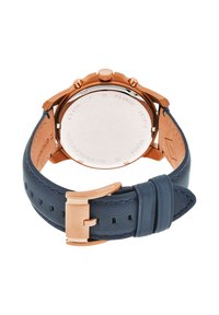 Montre en acier inoxydable avec un motif or rose, bracelet en cuir bleu et fermoir à boucle ; dispose d'un dos de boîtier lisse et sans marques.