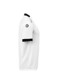 Witte sportpolo met korte mouwen, zwarte accenten op de kraag en manchetten, en logo op de linkerschouder. Gemaakt van lichtgewicht stof.
