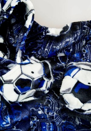 Manta de forro polar con un patrón de pelotas de fútbol en azul, negro y blanco, con una textura suave y esponjosa y diseños abstractos en el fondo.