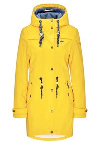 Gul vattentät jacka med dragskohuva, tryckknappar, marinblå detaljer och två framfickor; slät textur och sportig design.