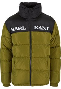 Gr�øn og sort pufferjakke med høj krave, fuld lynlås, elastiske ærmer og to frontlommer. Har hvid logo tekst på brystet.