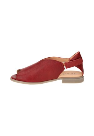 Rote Leder-Slingback-Sandale mit offenem Zehenbereich, niedriger beiger Sohle und verstellbarem Riemen, seitlich auf weißem Hintergrund gezeigt.
