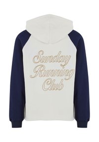 Sudadera con capucha de color blanco en el cuerpo y mangas azul marino. En el frente presenta "Club de Corredores del Domingo" en letras doradas con textura de cuerda.