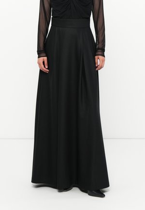 Zwarte maxi rok van soepel materiaal, met een hoge tailleband en vloeiende plooien. Het ontwerp is lang tot op de vloer met een strakke silhouet.