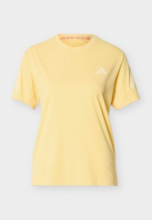 Gul kortærmet atletisk t-shirt med rund hals, Adidas-logo på brystet og ærmerne, designet til løb.