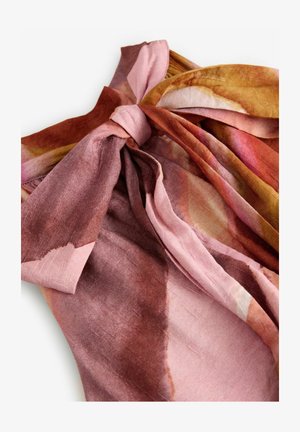 Lätt scarf gjort av mjukt, texturerat tyg i nyanser av rosa, brunt och gult, med en knut och abstrakta färgmönster.