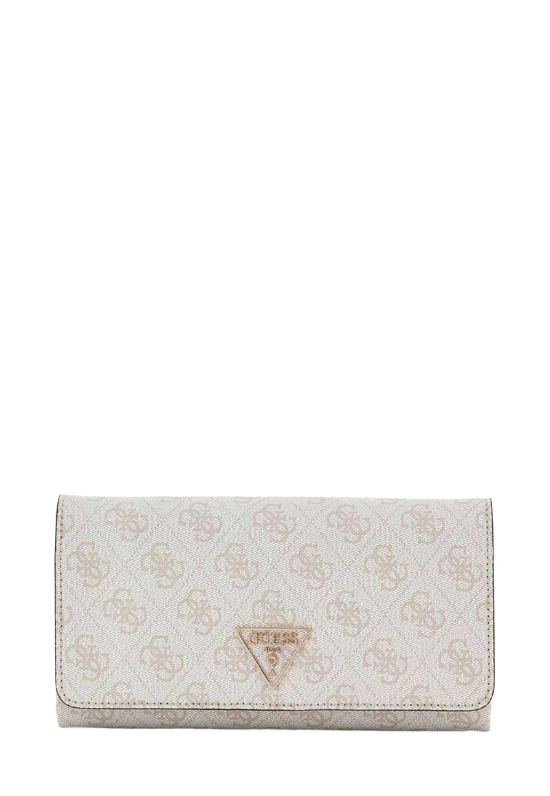 Portefeuille Guess beige à motifs avec plusieurs logos en relief et une plaque triangulaire en métal portant le logo Guess sur le rabat avant.