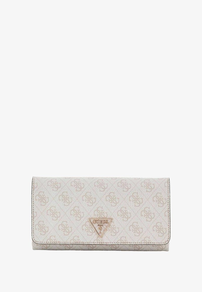 Portefeuille Guess beige à motifs avec plusieurs logos en relief et une plaque triangulaire en métal portant le logo Guess sur le rabat avant.