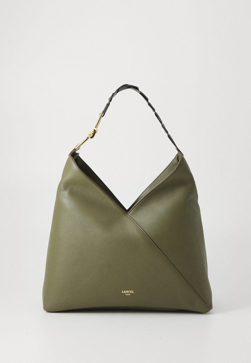 Sac à main en cuir vert olive avec une sangle torsadée et des accessoires en or. Présente un design à couture diagonale et un logo embossé à l'avant.