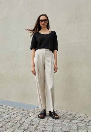 ESSENTIALS CEVINA - T-shirts basic - black
