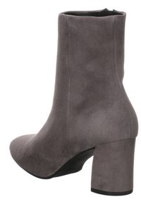 Šedá kotníková bota z veluru s masivním blokovým podpatkem, zaoblenou špičkou a bočním zipem.