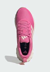 Roze sportschoen met een bovenwerk van textiel met structuur, witte accenten en een dempende zool. Voorzien van ronde veters en een Ortholite binnenzool.