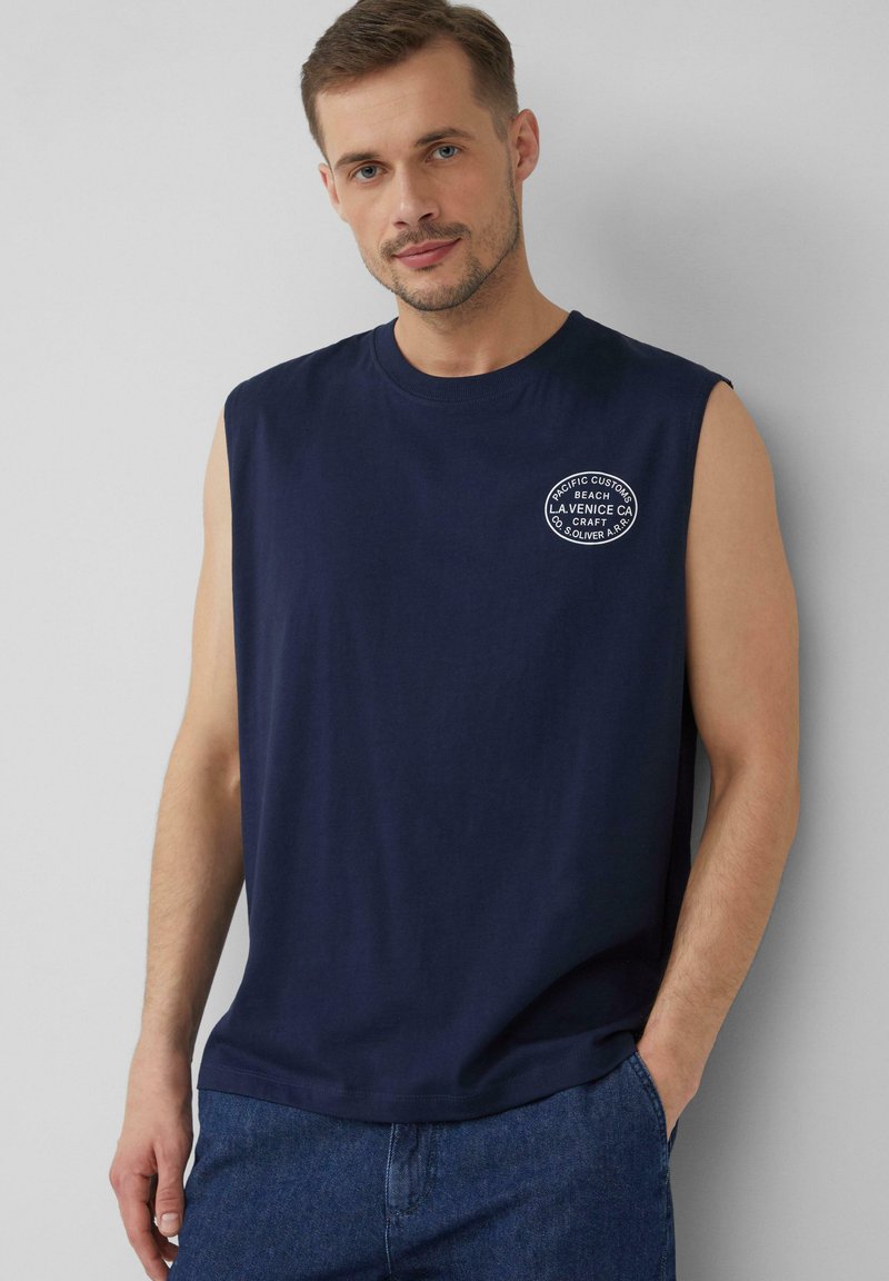 Navyblaue ärmellose T-Shirt aus Baumwolle, mit Rundhalsausschnitt und einem runden weißen Logo auf der Brust. Glatte Textur.