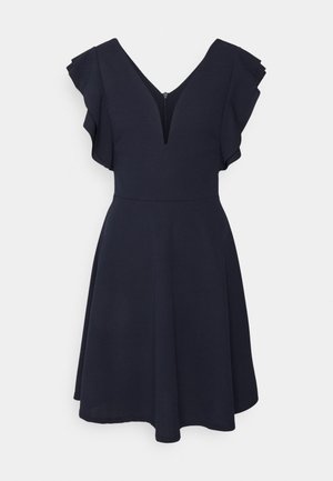 Robe courte bleu marine avec un décolleté en V et des manches volantées, fabriquée en tissu lisse. Elle dispose d'une fermeture éclair au dos et d'une jupe évasée.