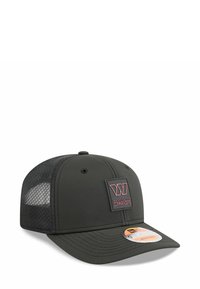 Schwarze Kappe mit runder Krone, Netzseiten und flachem Schild. Besitzt ein gummiertes Logo-Patch in Weinrot auf der Vorderseite.