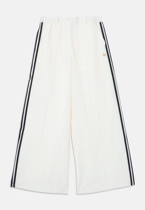 Λευκό παντελόνι με φαρδιά γραμμή, με μαύρες και λευκές ρίγες στο πλάι και ελαστική μέση, με μικρό χρυσό λογότυπο στο δεξί πλευρό.