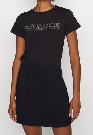 Czarny, krótkim rękawem, T-shirt z okrągłym dekoltem i iskierkującym logo "Patrizia Pepe" na przodzie, zestawiony z czarną spódnicą.