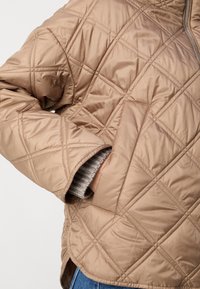Marc O'Polo QUILTED CAPE JACKET WELT POCKETS SIDE SLITS - Übergangsjacke - soft mocca